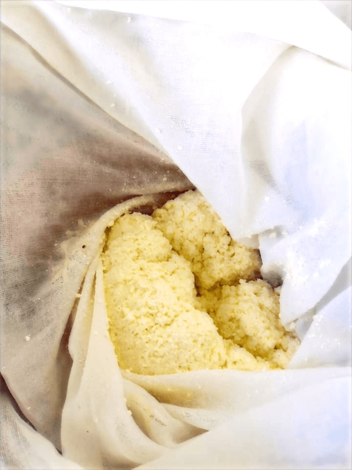 Bila keju dah sejuk sikit, tuang ke dalam cheese cloth ataupun kain tudung cotton macam yang aku guna ni. Biarkan airnya menitik. Kekerasan cheese bergantung kepada air yang diperah. Lagi kering, lagi keras.